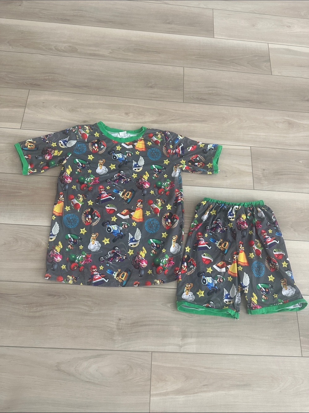 Kids Grey Character Short Pajama Set with Green Trim - Fun Print Size 7XL - Picture 1 of 13